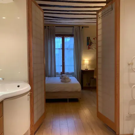 Republique - Reaumur Charming Large Studio Apartment